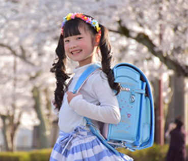 水色のランドセルを背負う女の子