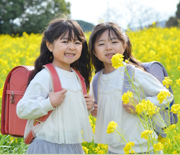 ランドセルを背負った二人の新一年生